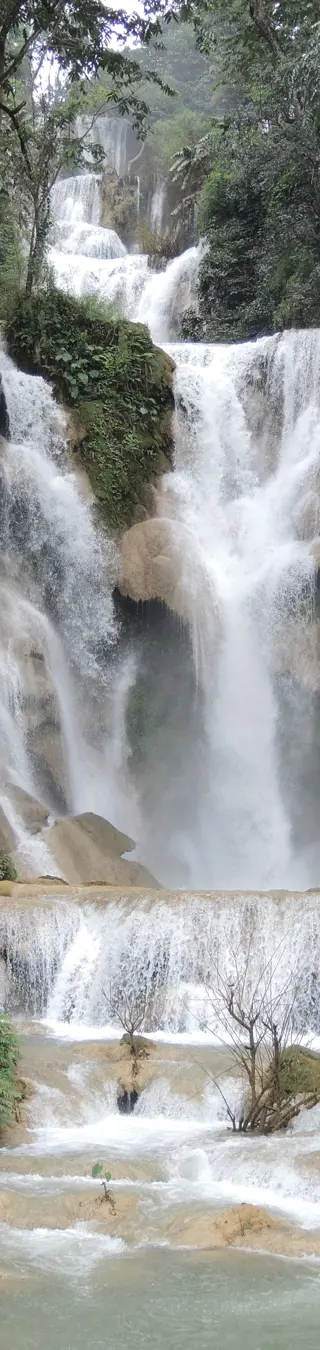 Erfrischung im Wasser der Kuang Si Fälle bei Luang Prabang